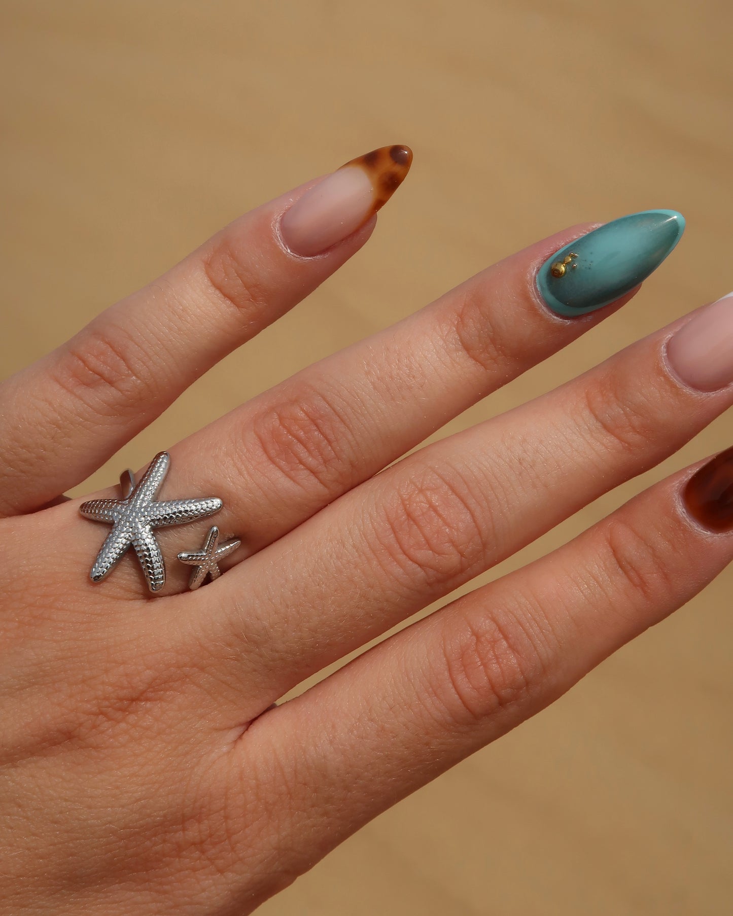 Zanzibar Ring: zilveren ring met open design en twee zeesterren. Speelse zomerse look, stainless steel en waterproof.