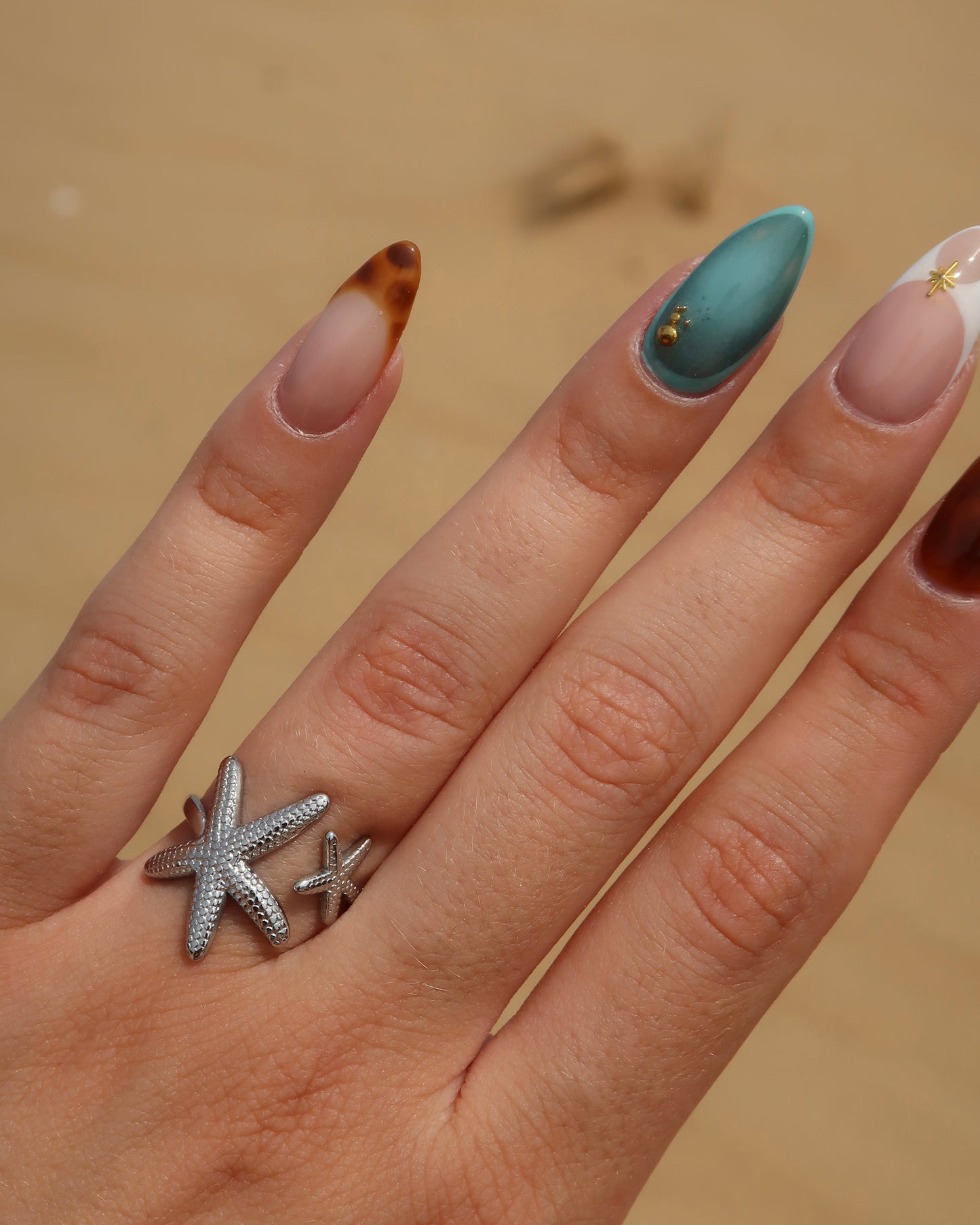 Zanzibar Ring: zilveren ring met open design en twee zeesterren. Speelse zomerse look, stainless steel en waterproof.