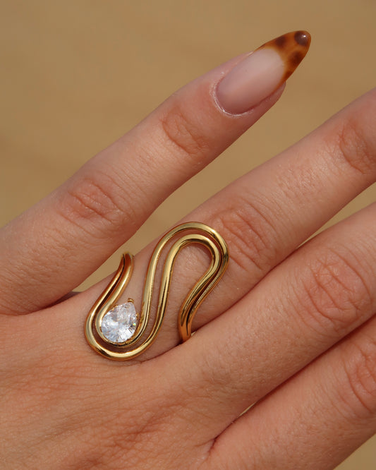 Sway Ring: gouden statement ring met vloeiend design en fonkelende steen. Luxe uitstraling, stainless steel en waterproof.