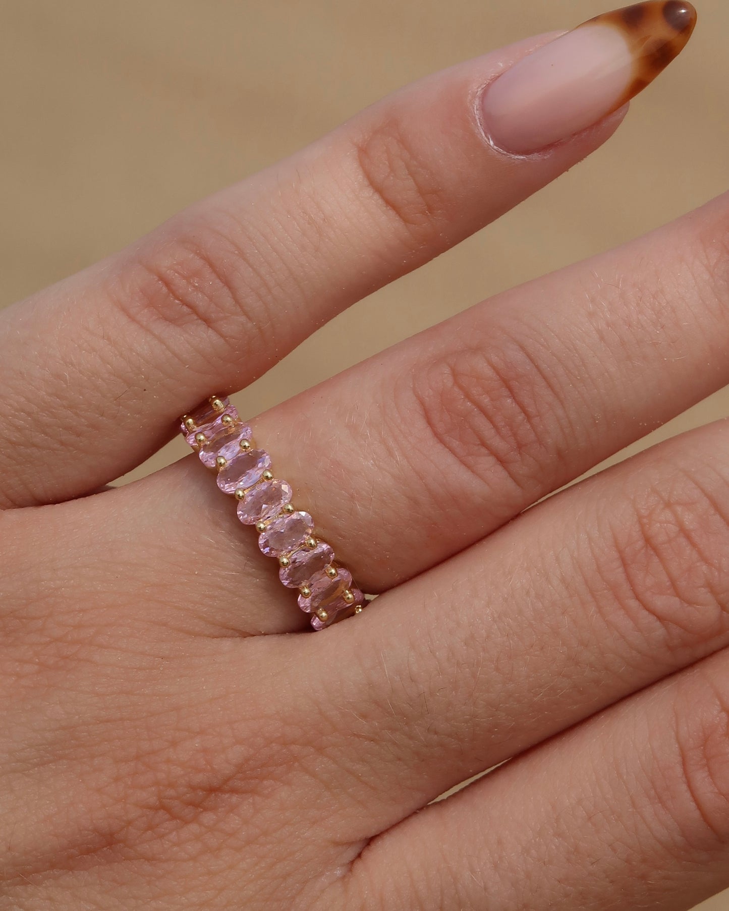 Madeira Ring in roze: goudkleurige ring met sprankelende roze steentjes. Waterproof en van stainless steel.