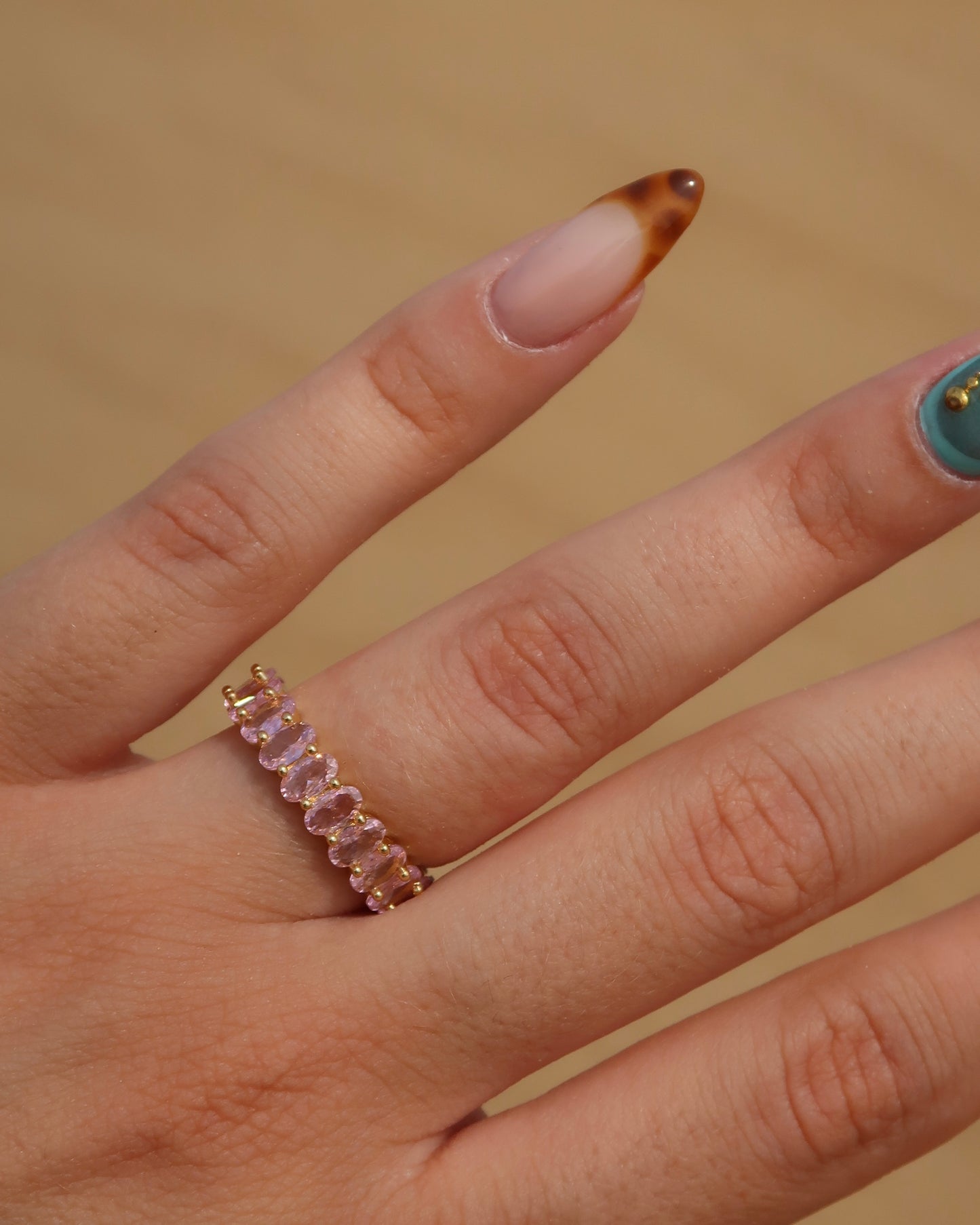 Madeira Ring in roze: goudkleurige ring met sprankelende roze steentjes. Waterproof en van stainless steel.