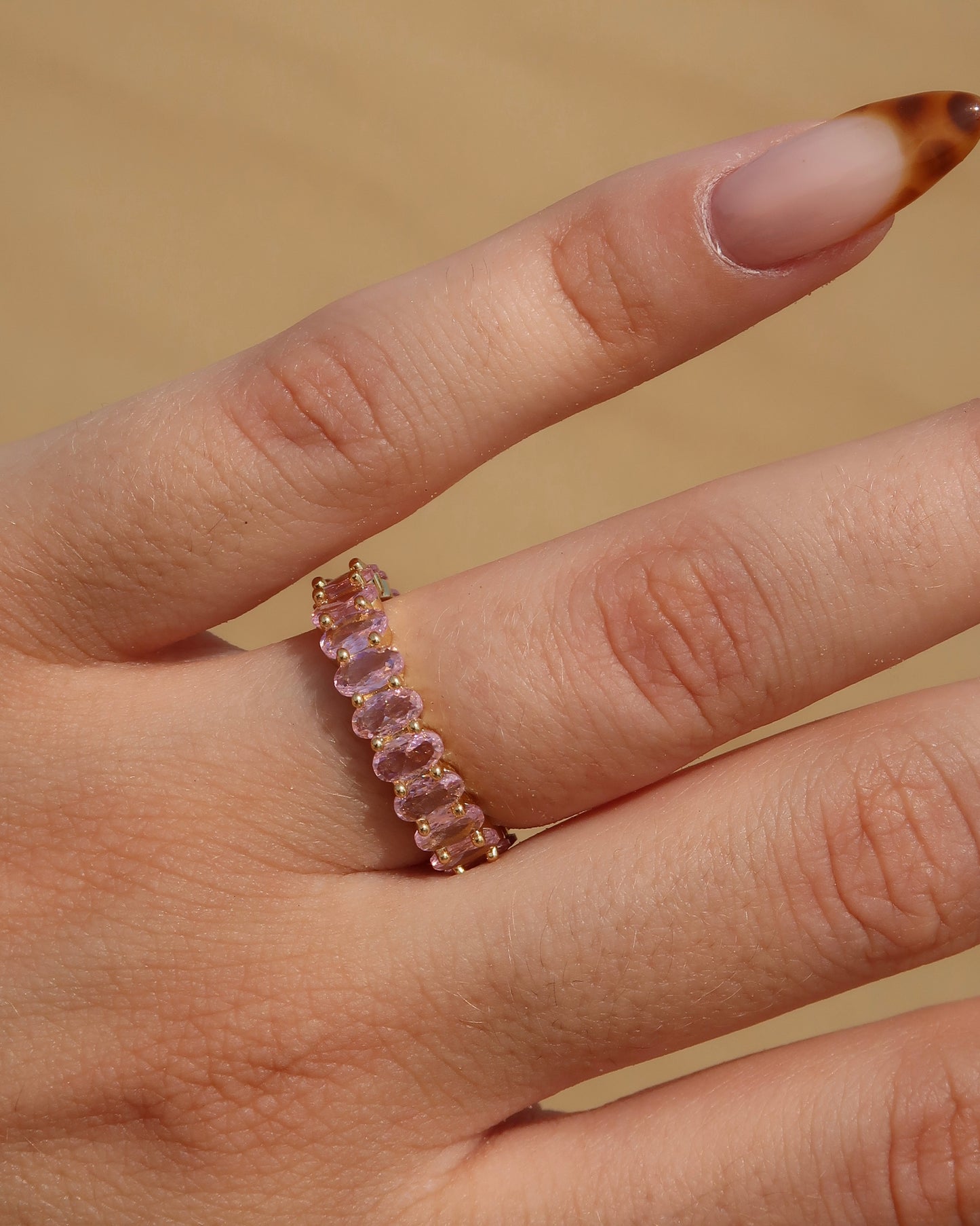 Madeira Ring in roze: goudkleurige ring met sprankelende roze steentjes. Waterproof en van stainless steel.