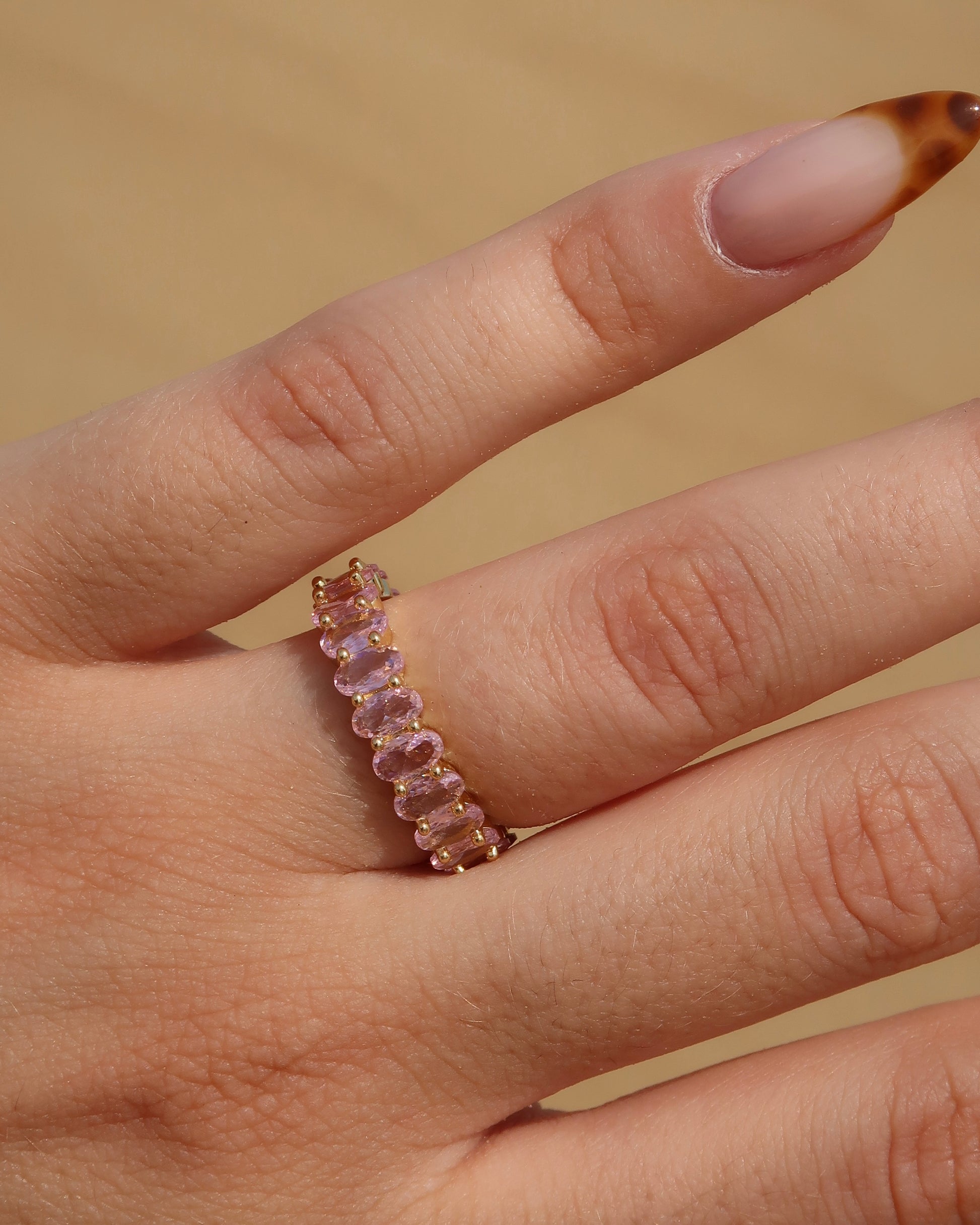 Madeira Ring in roze: goudkleurige ring met sprankelende roze steentjes. Waterproof en van stainless steel.