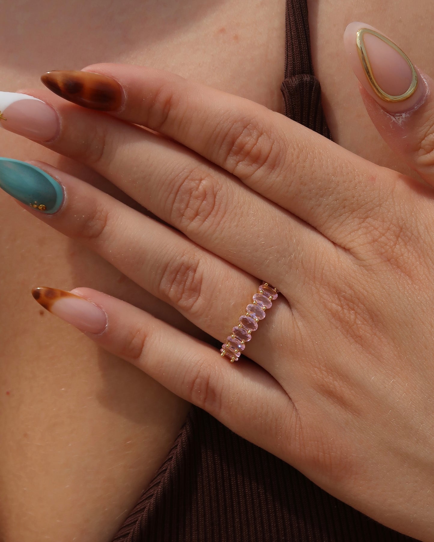 Madeira Ring in roze: goudkleurige ring met sprankelende roze steentjes. Waterproof en van stainless steel.