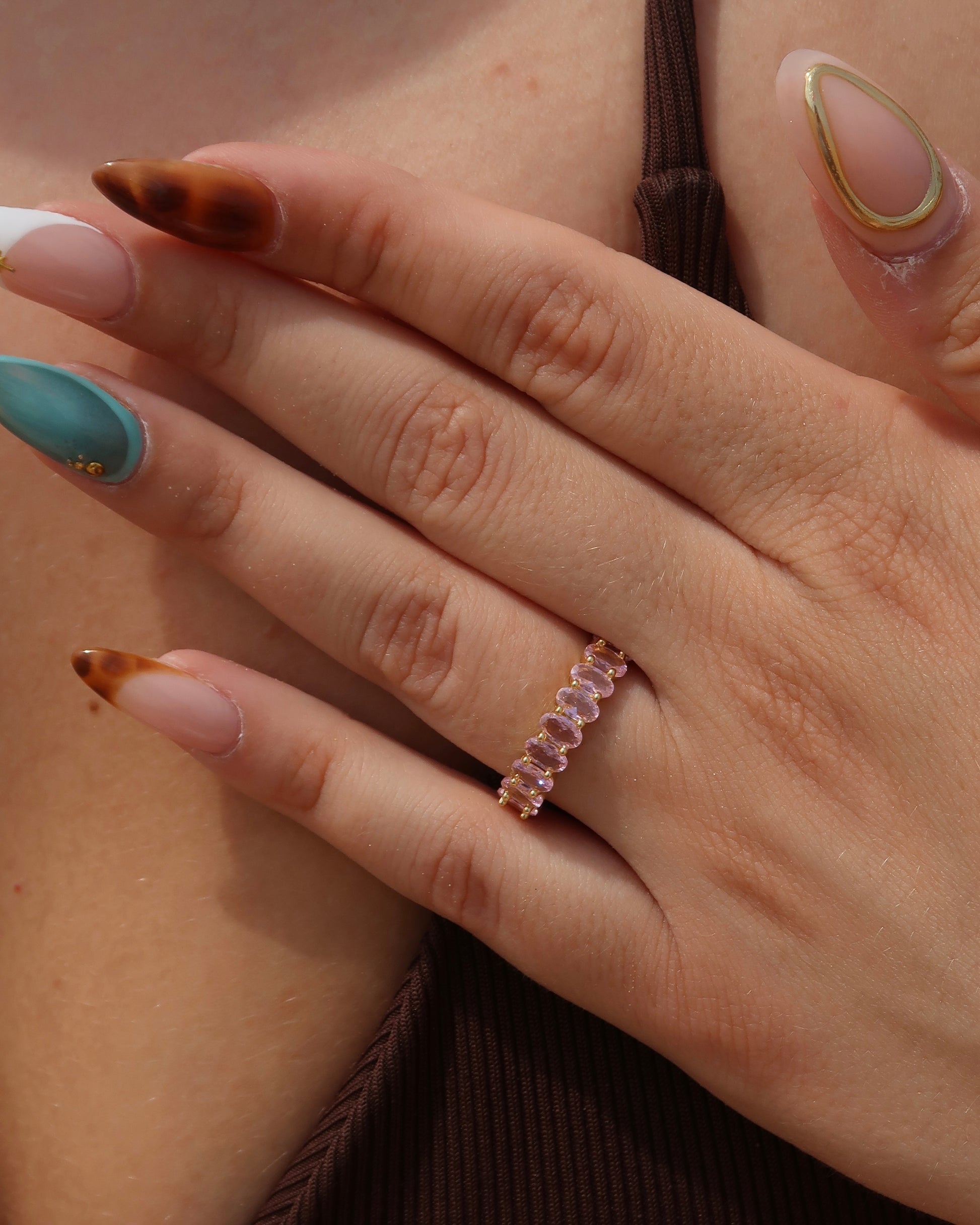 Madeira Ring in roze: goudkleurige ring met sprankelende roze steentjes. Waterproof en van stainless steel.