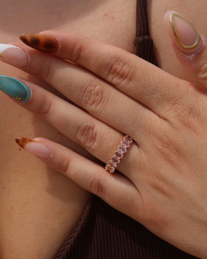 Madeira Ring in roze: goudkleurige ring met sprankelende roze steentjes. Waterproof en van stainless steel.