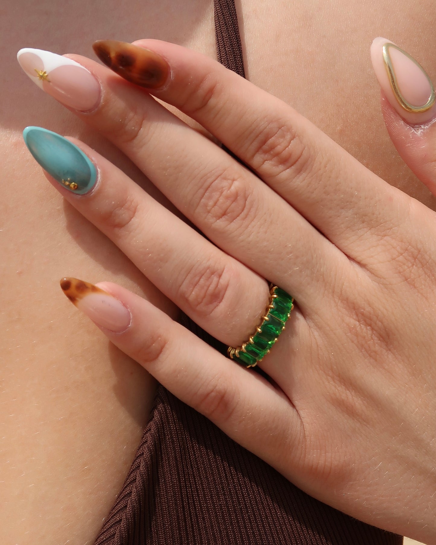 Madeira Ring in groen: goudkleurige ring met glinsterende groene steentjes. Waterproof en van stainless steel.