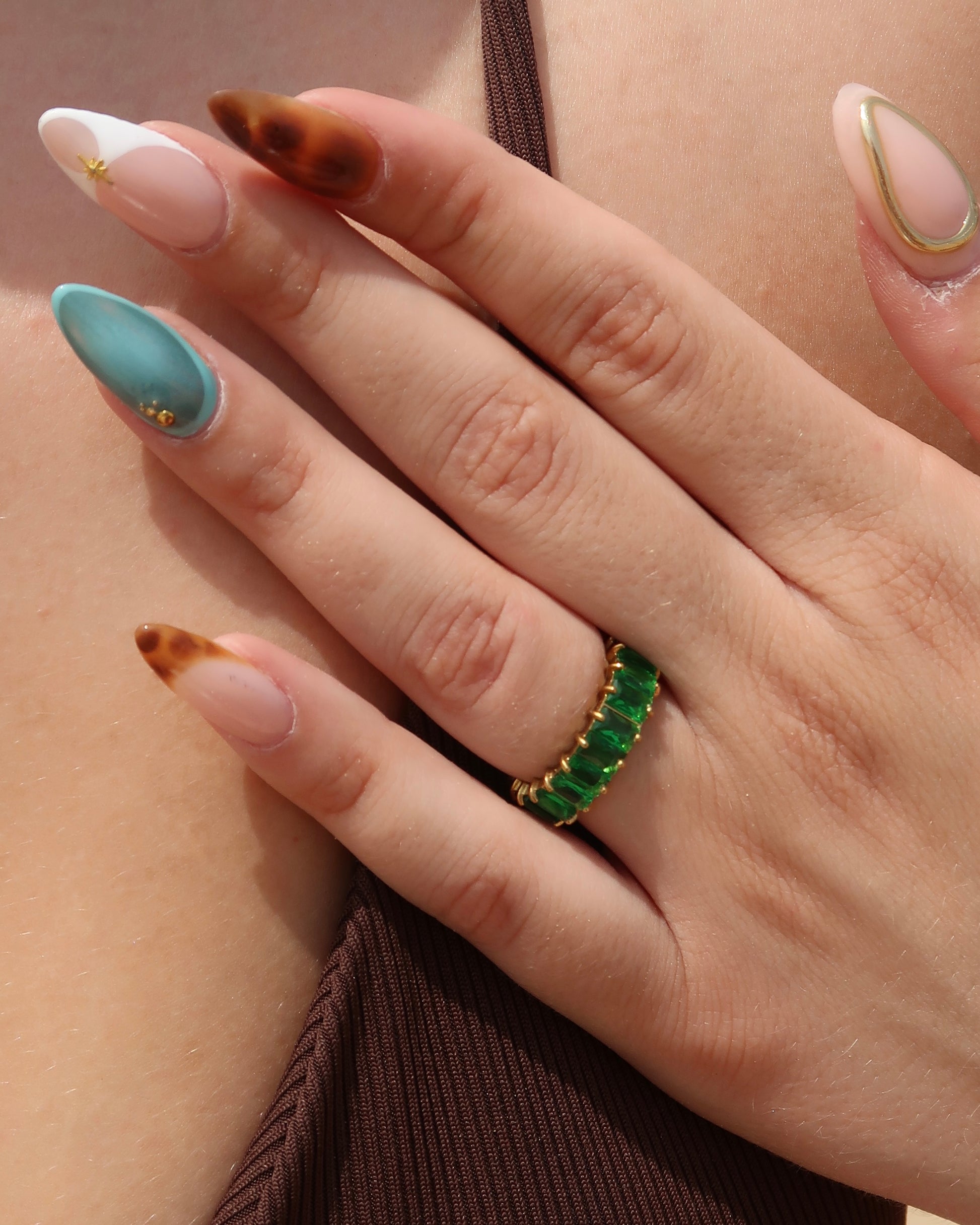 Madeira Ring in groen: goudkleurige ring met glinsterende groene steentjes. Waterproof en van stainless steel.