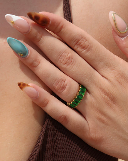 Madeira Ring in groen: goudkleurige ring met glinsterende groene steentjes. Waterproof en van stainless steel.