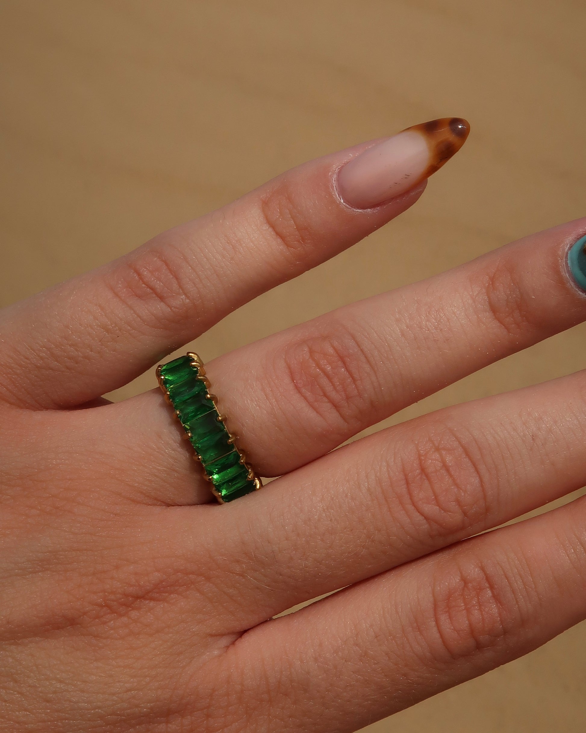 Madeira Ring in groen: goudkleurige ring met glinsterende groene steentjes. Waterproof en van stainless steel.