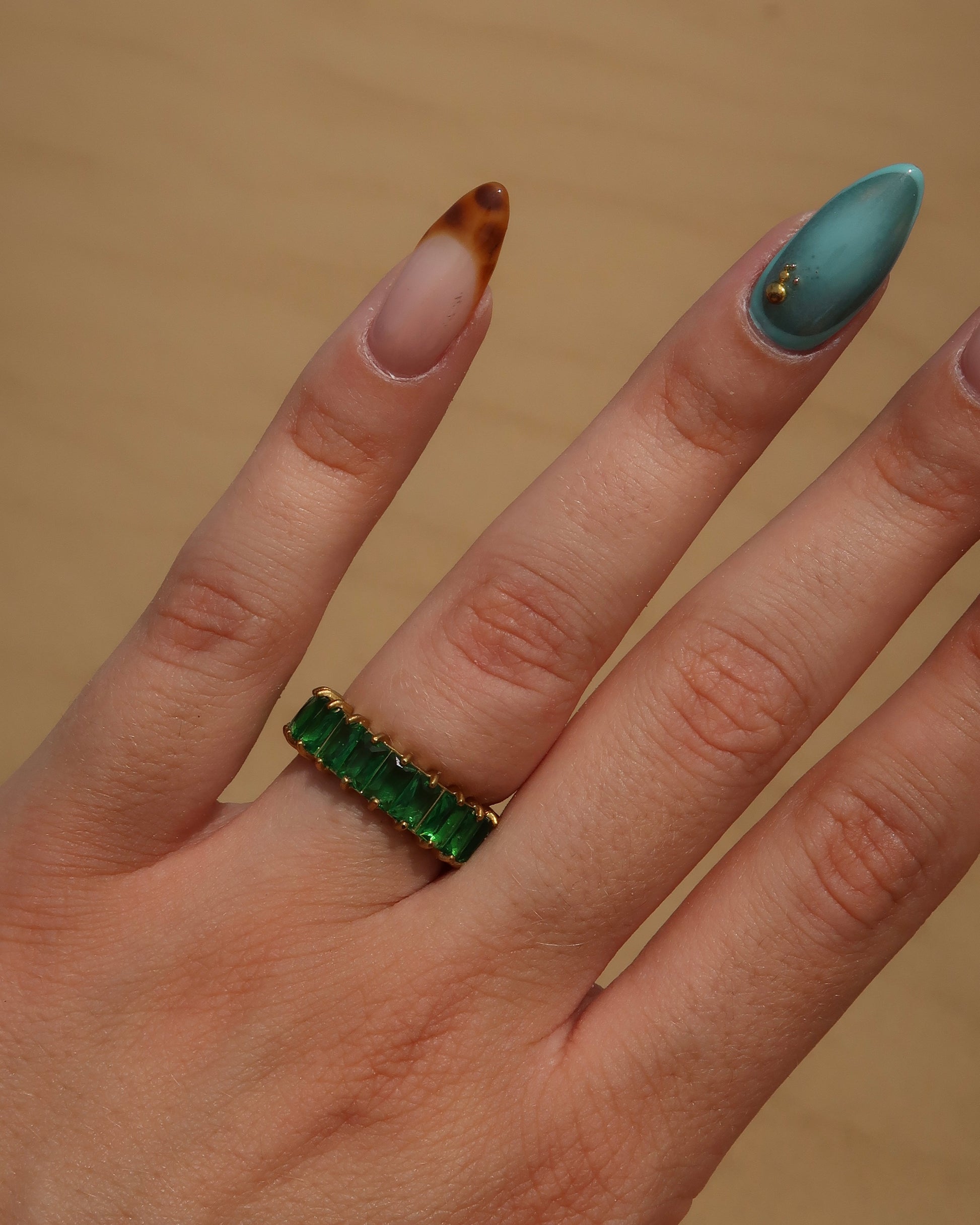 Madeira Ring in groen: goudkleurige ring met glinsterende groene steentjes. Waterproof en van stainless steel.