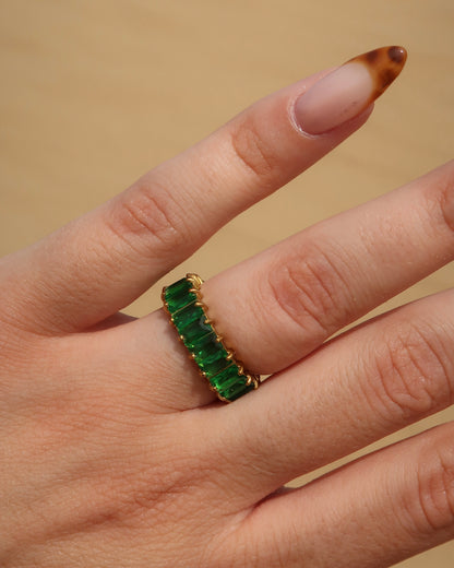 Madeira Ring in groen: goudkleurige ring met glinsterende groene steentjes. Waterproof en van stainless steel.