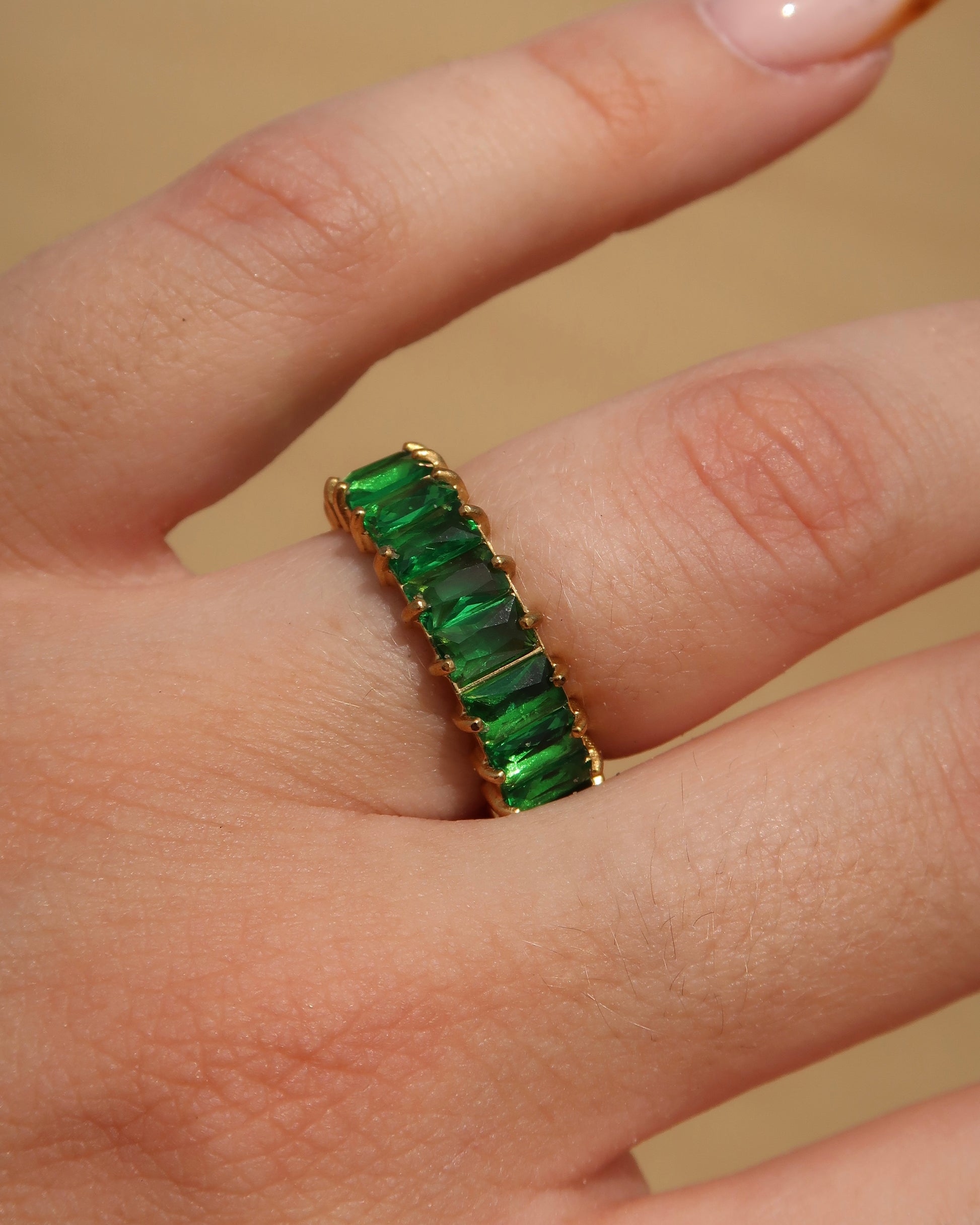 Madeira Ring in groen: goudkleurige ring met glinsterende groene steentjes. Waterproof en van stainless steel.