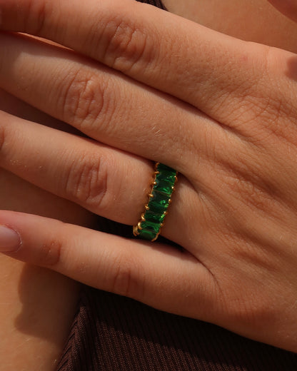 Madeira Ring in groen: goudkleurige ring met glinsterende groene steentjes. Waterproof en van stainless steel.