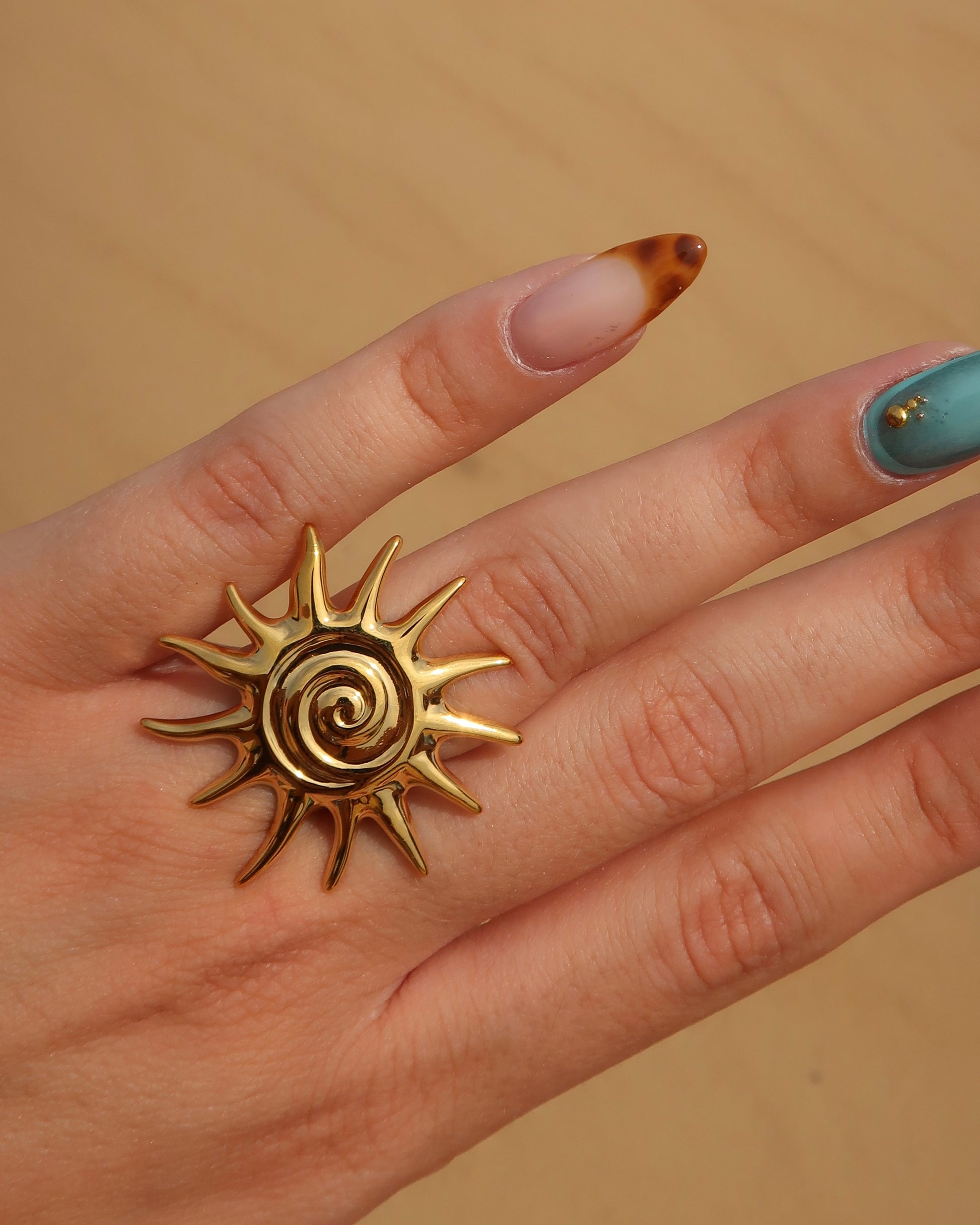 Costa del Sol Ring: gouden verstelbare zonring. Perfecte zomerse statement ring, stainless steel en waterproof