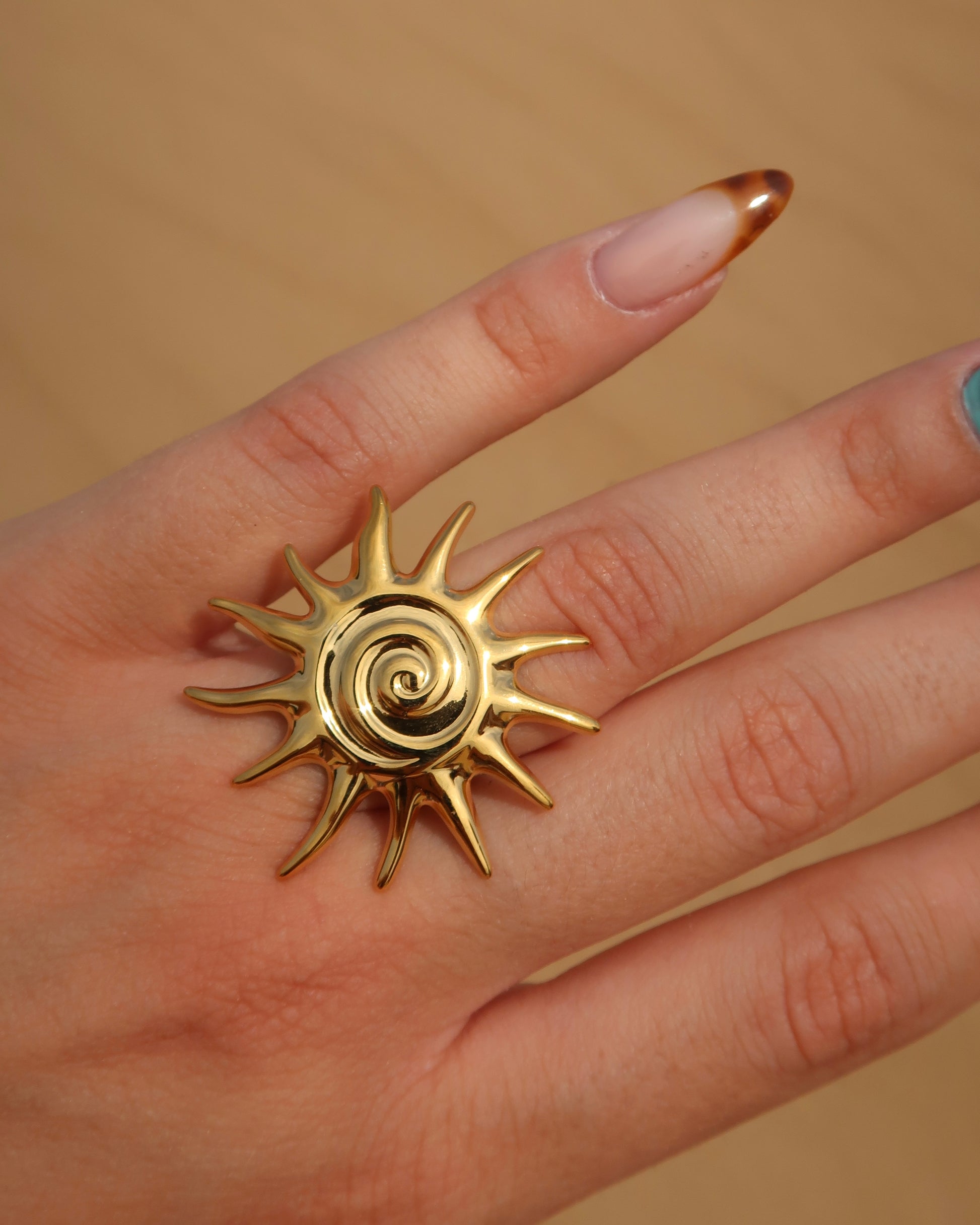 Costa del Sol Ring: gouden verstelbare zonring. Perfecte zomerse statement ring, stainless steel en waterproof