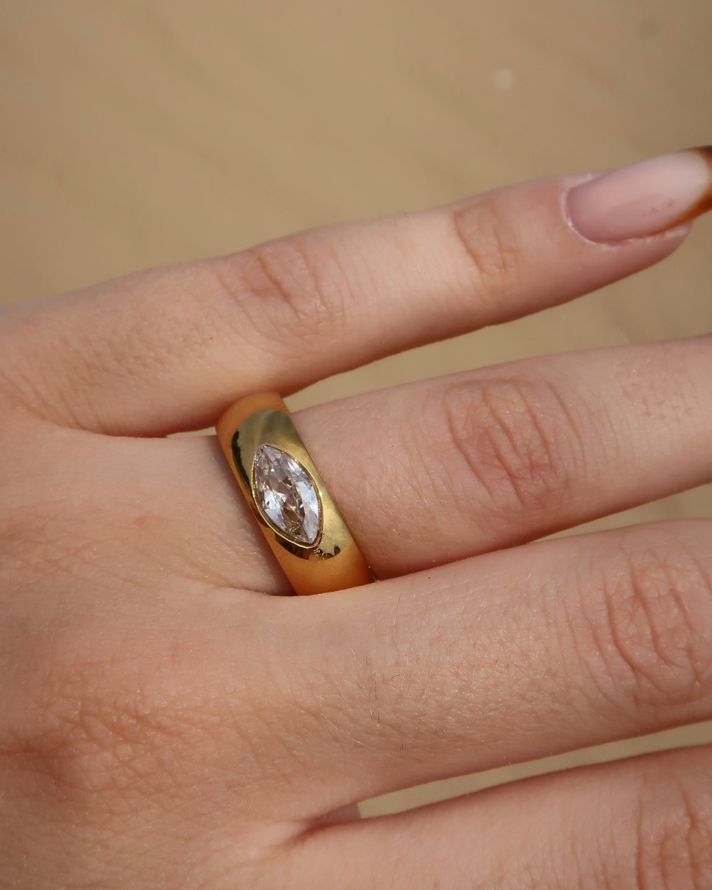 Bandz Ring: gouden ring met subtiele steen. Tijdloos design, solo of gecombineerd te dragen. Stainless steel en waterproof.