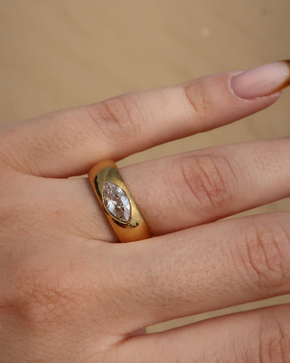 Bandz Ring: gouden ring met subtiele steen. Tijdloos design, solo of gecombineerd te dragen. Stainless steel en waterproof.