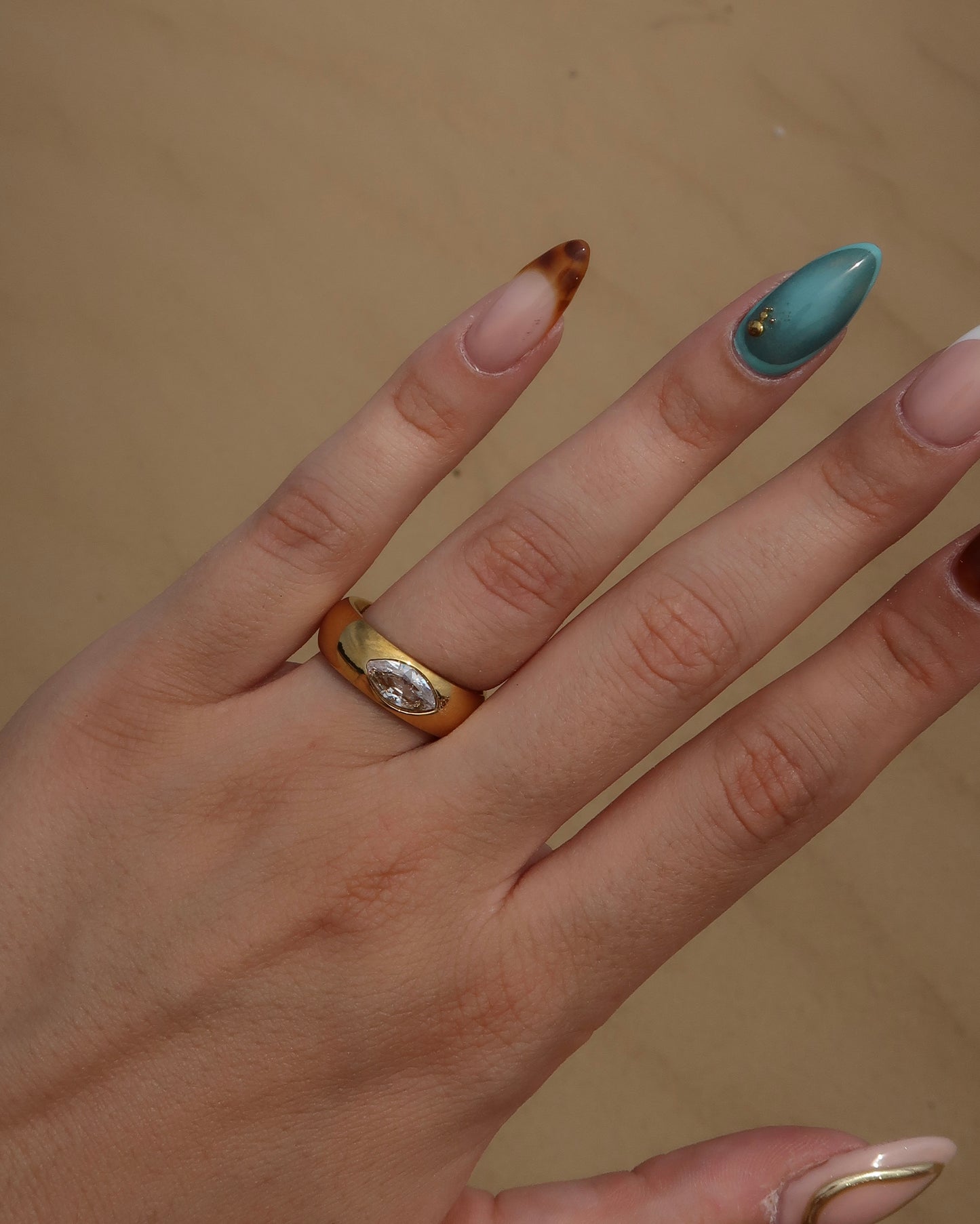 Bandz Ring: gouden ring met subtiele steen. Tijdloos design, solo of gecombineerd te dragen. Stainless steel en waterproof.