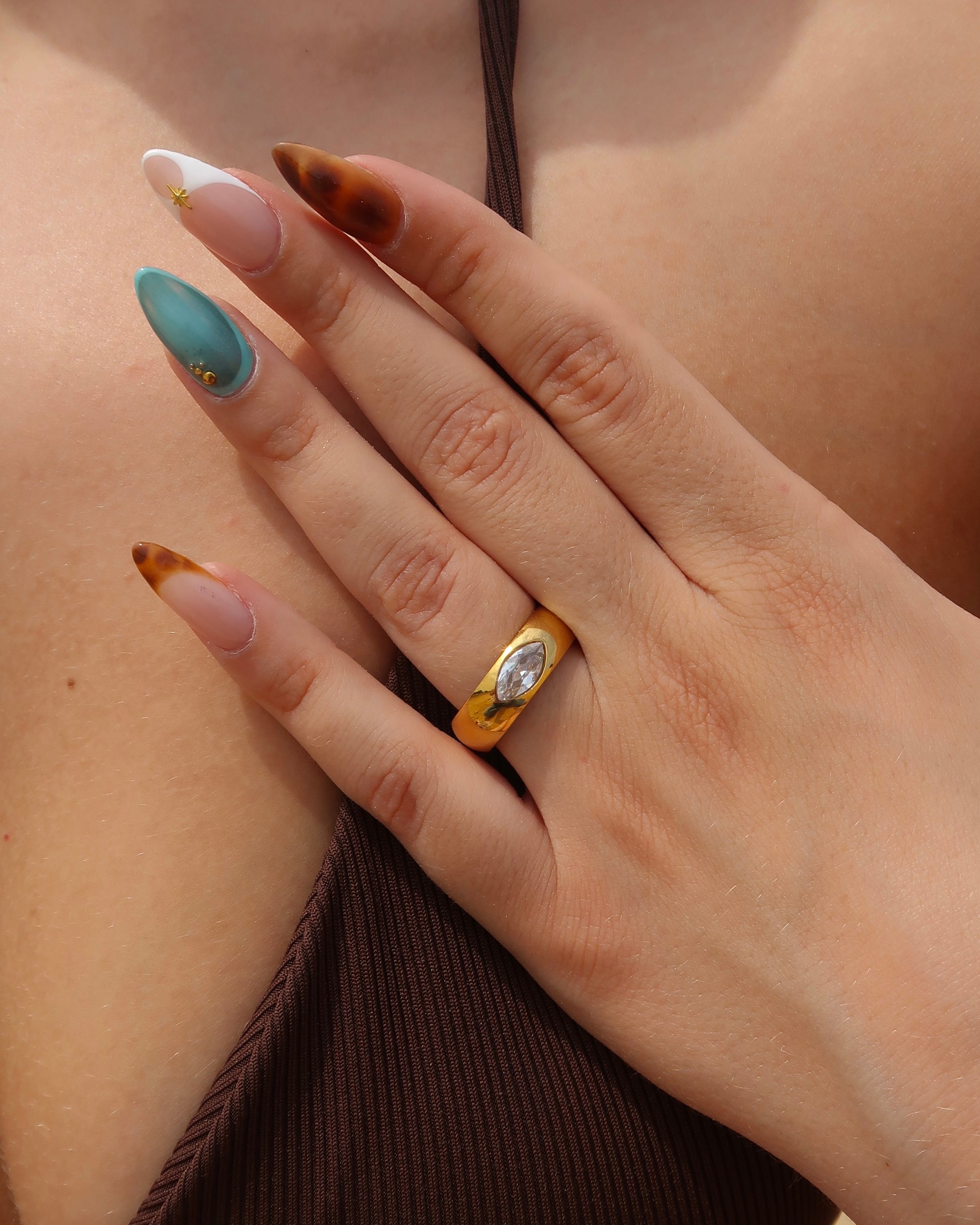 Bandz Ring: gouden ring met subtiele steen. Tijdloos design, solo of gecombineerd te dragen. Stainless steel en waterproof.