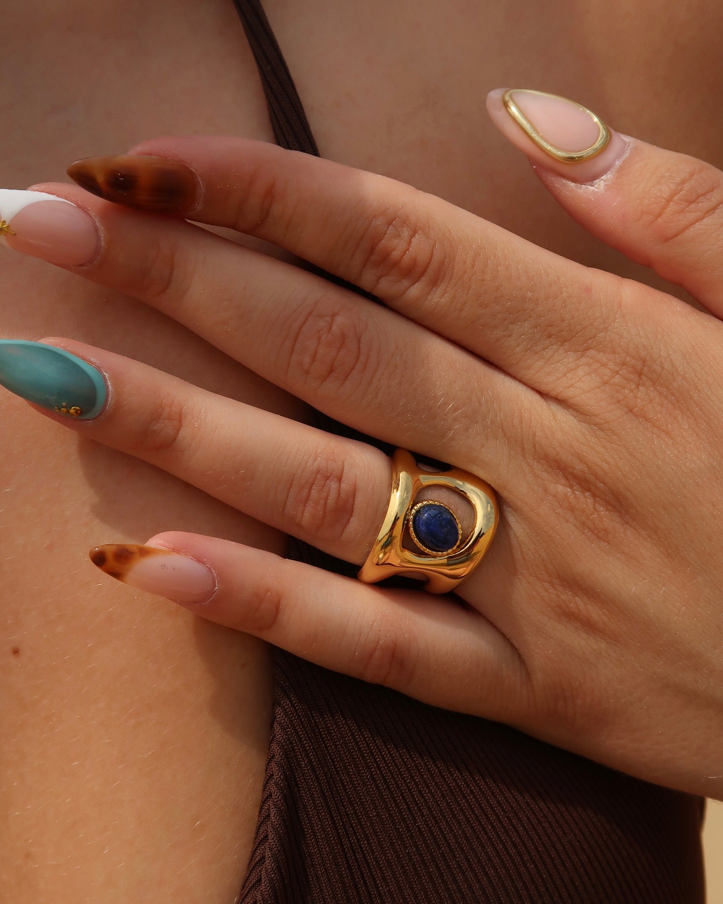 De Rogue Ring is bold en subtiel tegelijk. Het opvallende design met diepe blauwe steen in een glanzende goudkleurige band maakt dit een echte eyecatcher. Gemaakt van stainless steel en waterproof.