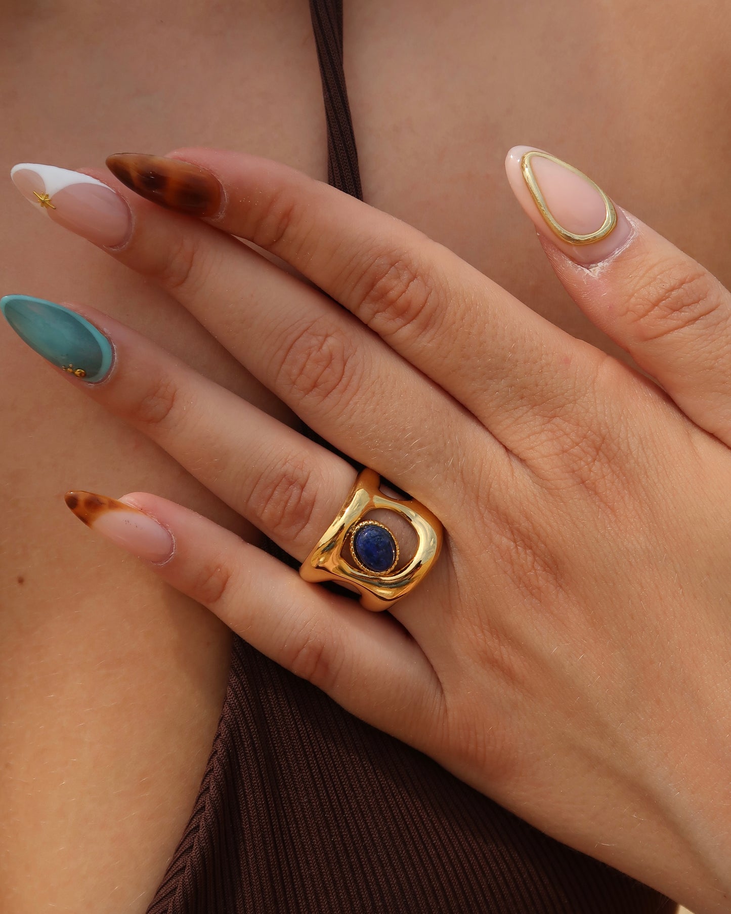 De Rogue Ring is bold en subtiel tegelijk. Het opvallende design met diepe blauwe steen in een glanzende goudkleurige band maakt dit een echte eyecatcher. Gemaakt van stainless steel en waterproof.