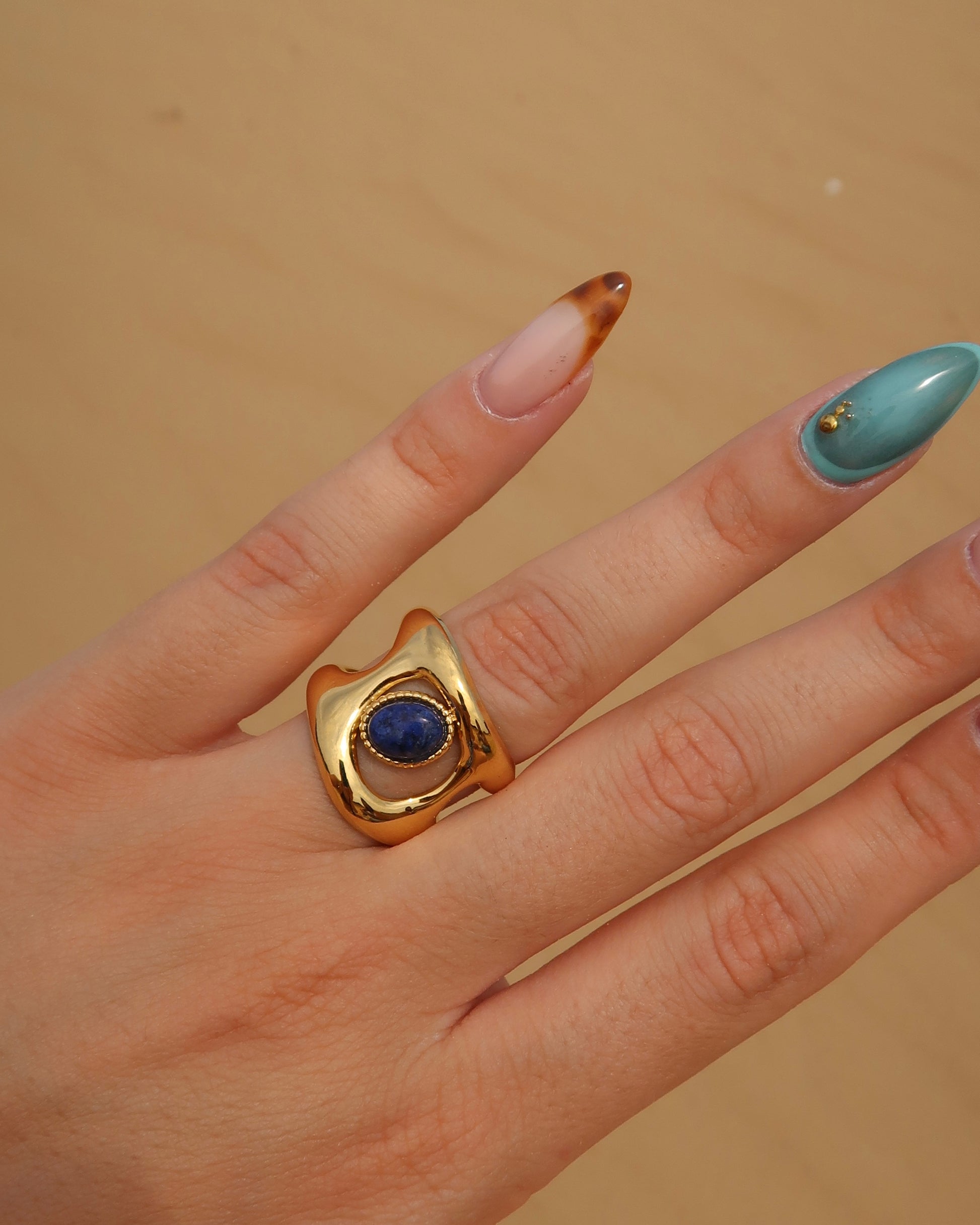 De Rogue Ring is bold en subtiel tegelijk. Het opvallende design met diepe blauwe steen in een glanzende goudkleurige band maakt dit een echte eyecatcher. Gemaakt van stainless steel en waterproof.