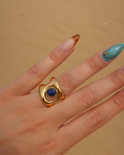 De Rogue Ring is bold en subtiel tegelijk. Het opvallende design met diepe blauwe steen in een glanzende goudkleurige band maakt dit een echte eyecatcher. Gemaakt van stainless steel en waterproof.