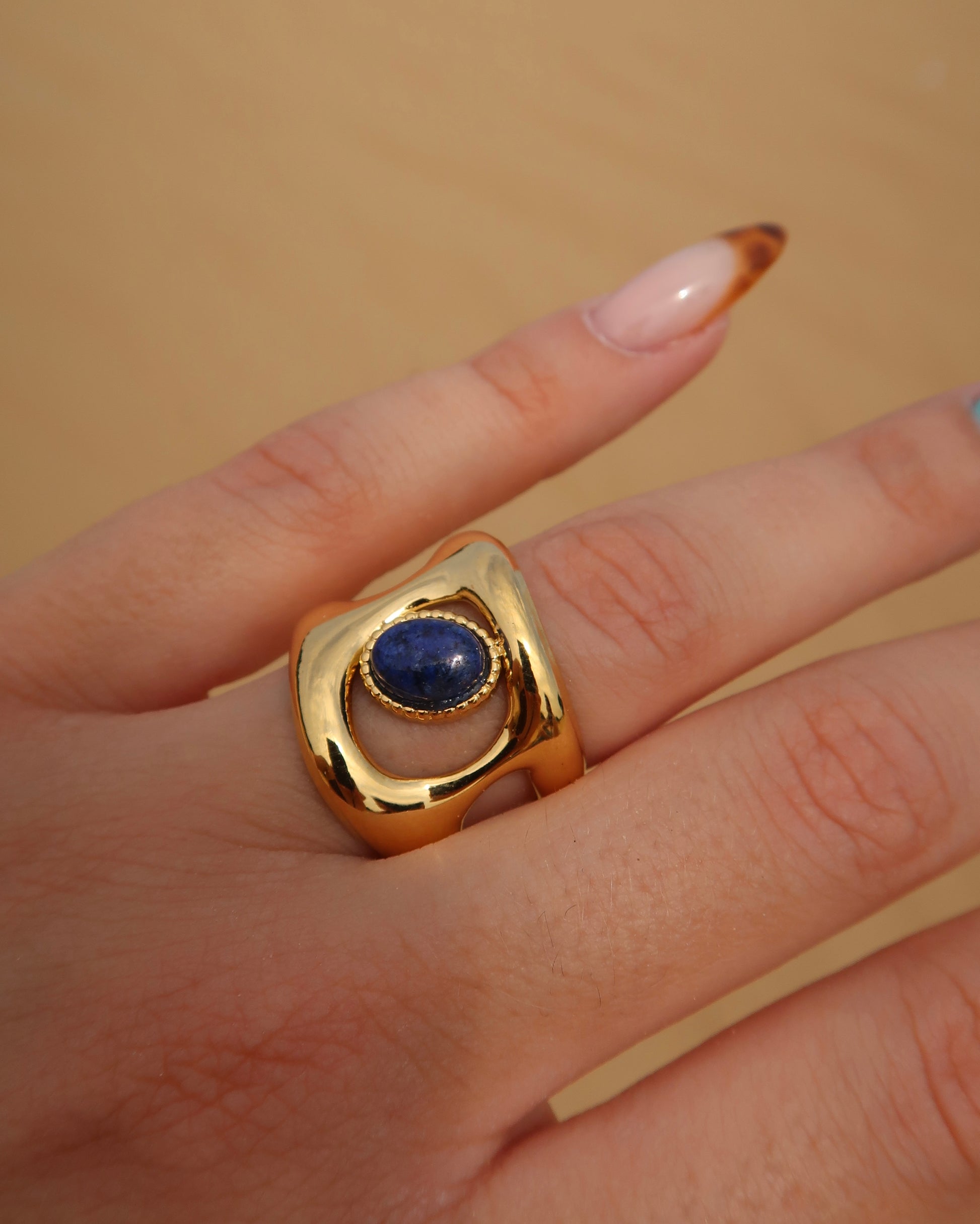 De Rogue Ring is bold en subtiel tegelijk. Het opvallende design met diepe blauwe steen in een glanzende goudkleurige band maakt dit een echte eyecatcher. Gemaakt van stainless steel en waterproof.