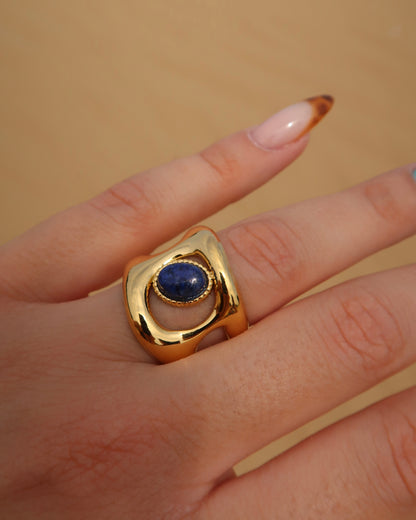 De Rogue Ring is bold en subtiel tegelijk. Het opvallende design met diepe blauwe steen in een glanzende goudkleurige band maakt dit een echte eyecatcher. Gemaakt van stainless steel en waterproof.