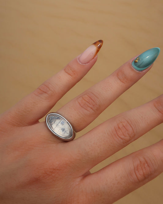 Jinx Ring: gouden of zilveren ring met unieke steen. Bijzonder design, stainless steel en waterproof.