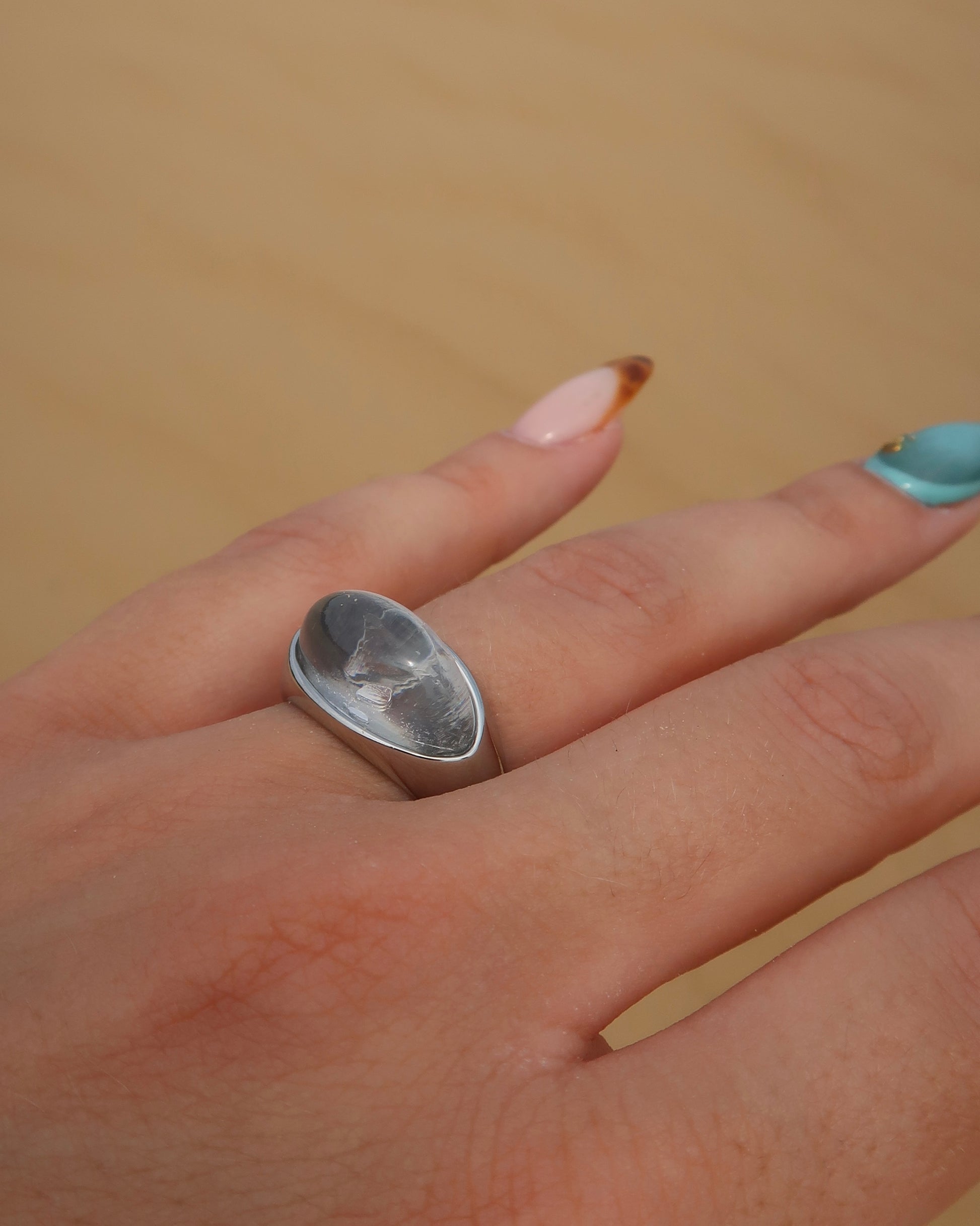 Jinx Ring: gouden of zilveren ring met unieke steen. Bijzonder design, stainless steel en waterproof.