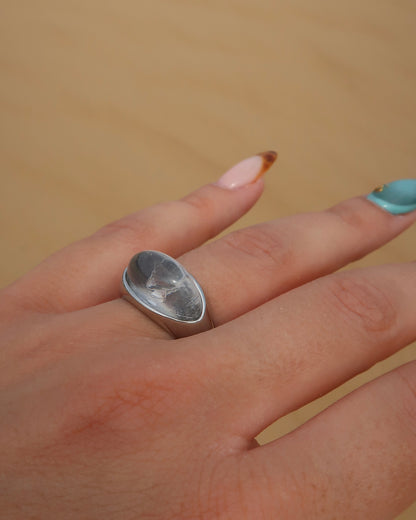 Jinx Ring: gouden of zilveren ring met unieke steen. Bijzonder design, stainless steel en waterproof.
