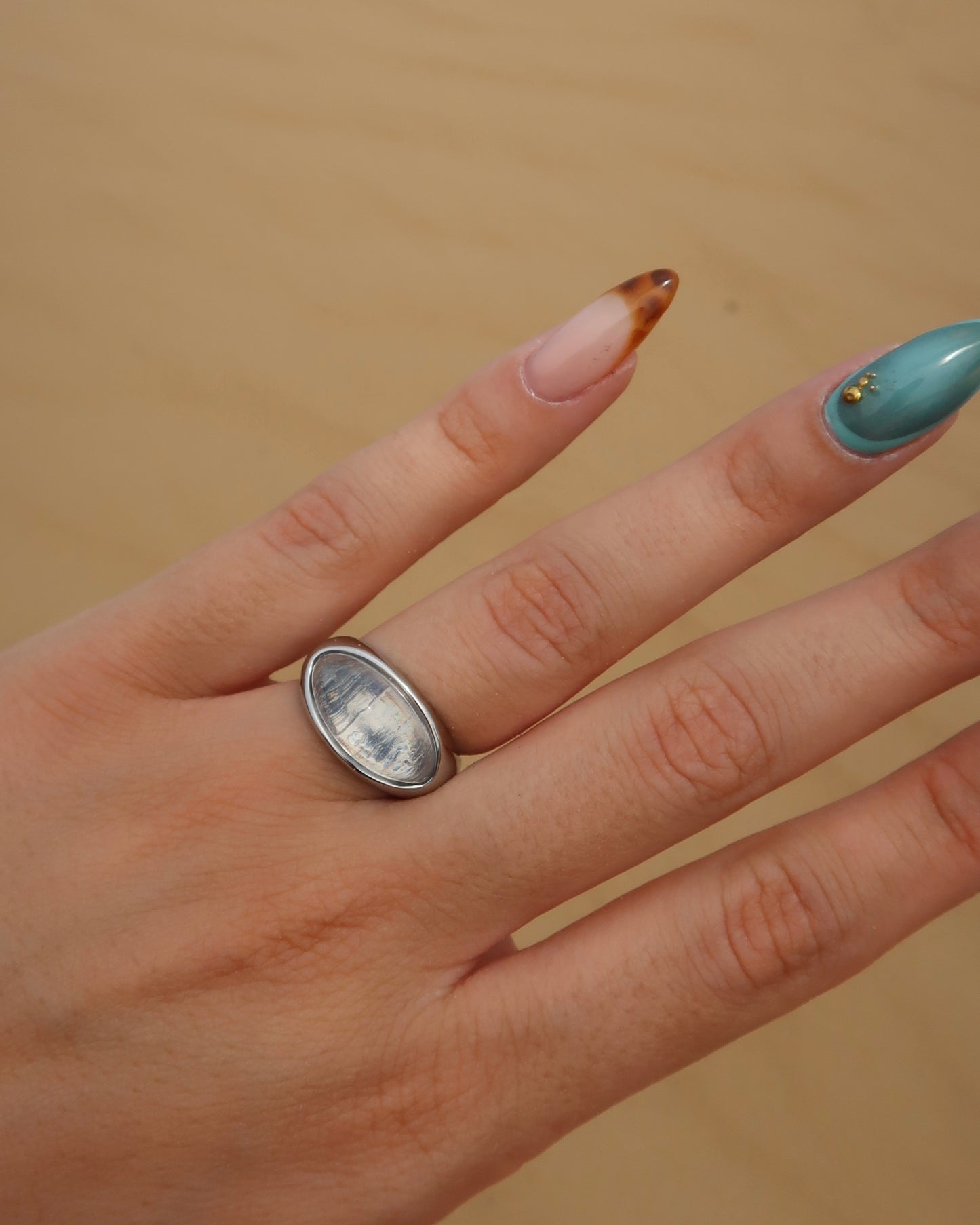 Jinx Ring: gouden of zilveren ring met unieke steen. Bijzonder design, stainless steel en waterproof.