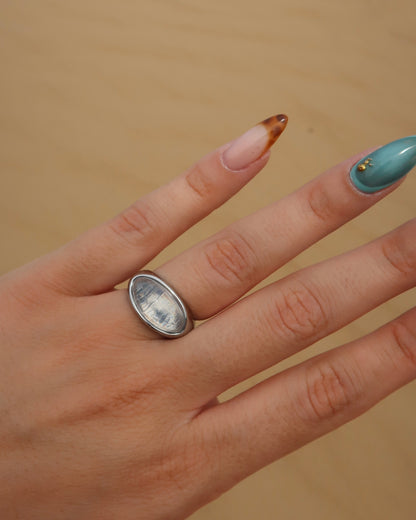 Jinx Ring: gouden of zilveren ring met unieke steen. Bijzonder design, stainless steel en waterproof.