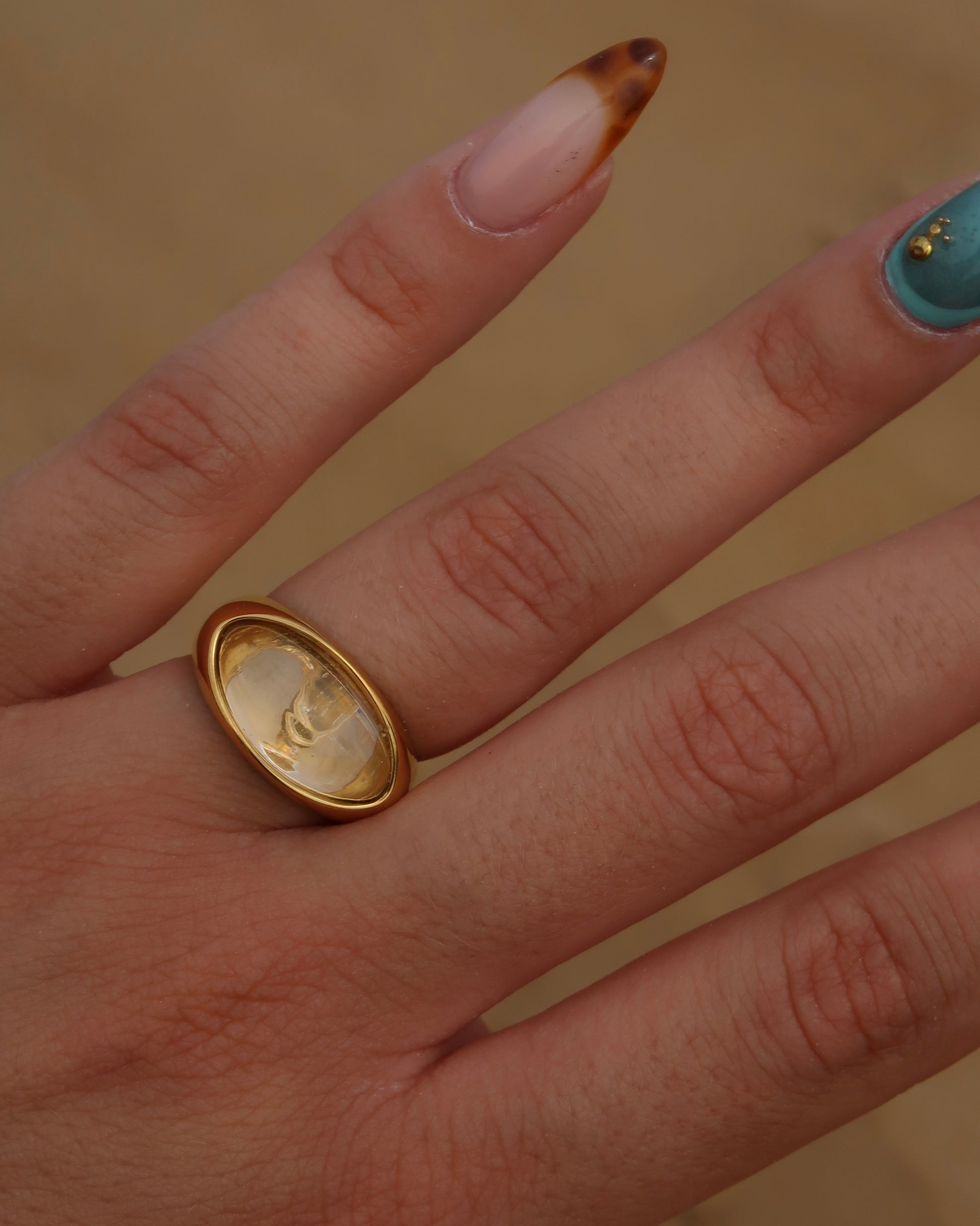 Jinx Ring: gouden of zilveren ring met unieke steen. Bijzonder design, stainless steel en waterproof.