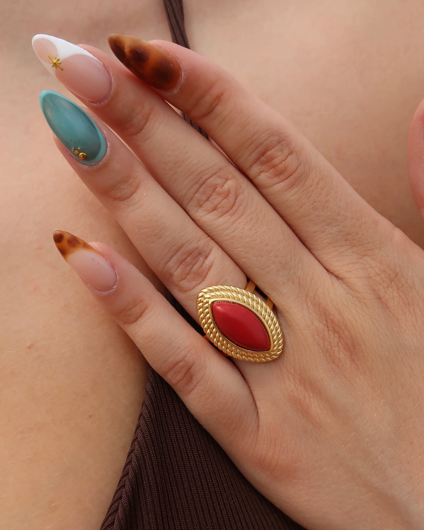 Madrid Ring: verstelbare gouden ring met rode steen. Luxe uitstraling, stainless steel en waterproof.