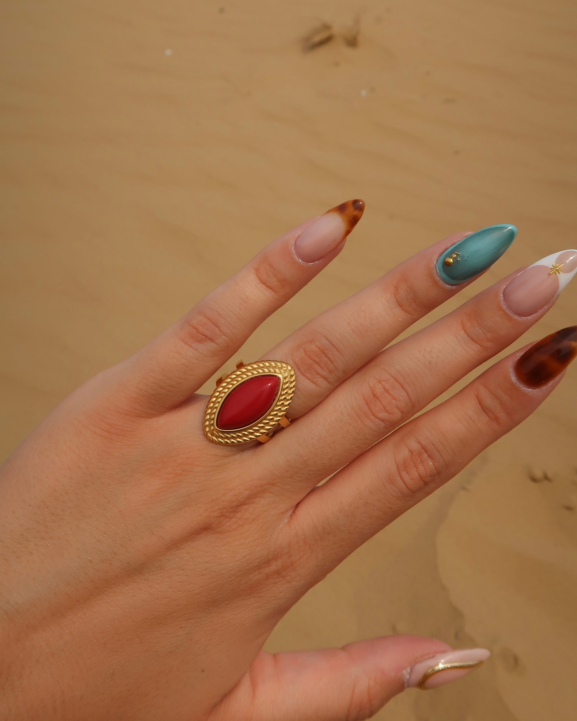 Madrid Ring: verstelbare gouden ring met rode steen. Luxe uitstraling, stainless steel en waterproof.