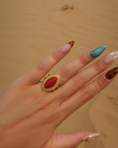 Madrid Ring: verstelbare gouden ring met rode steen. Luxe uitstraling, stainless steel en waterproof.