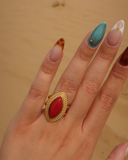 Madrid Ring: verstelbare gouden ring met rode steen. Luxe uitstraling, stainless steel en waterproof.