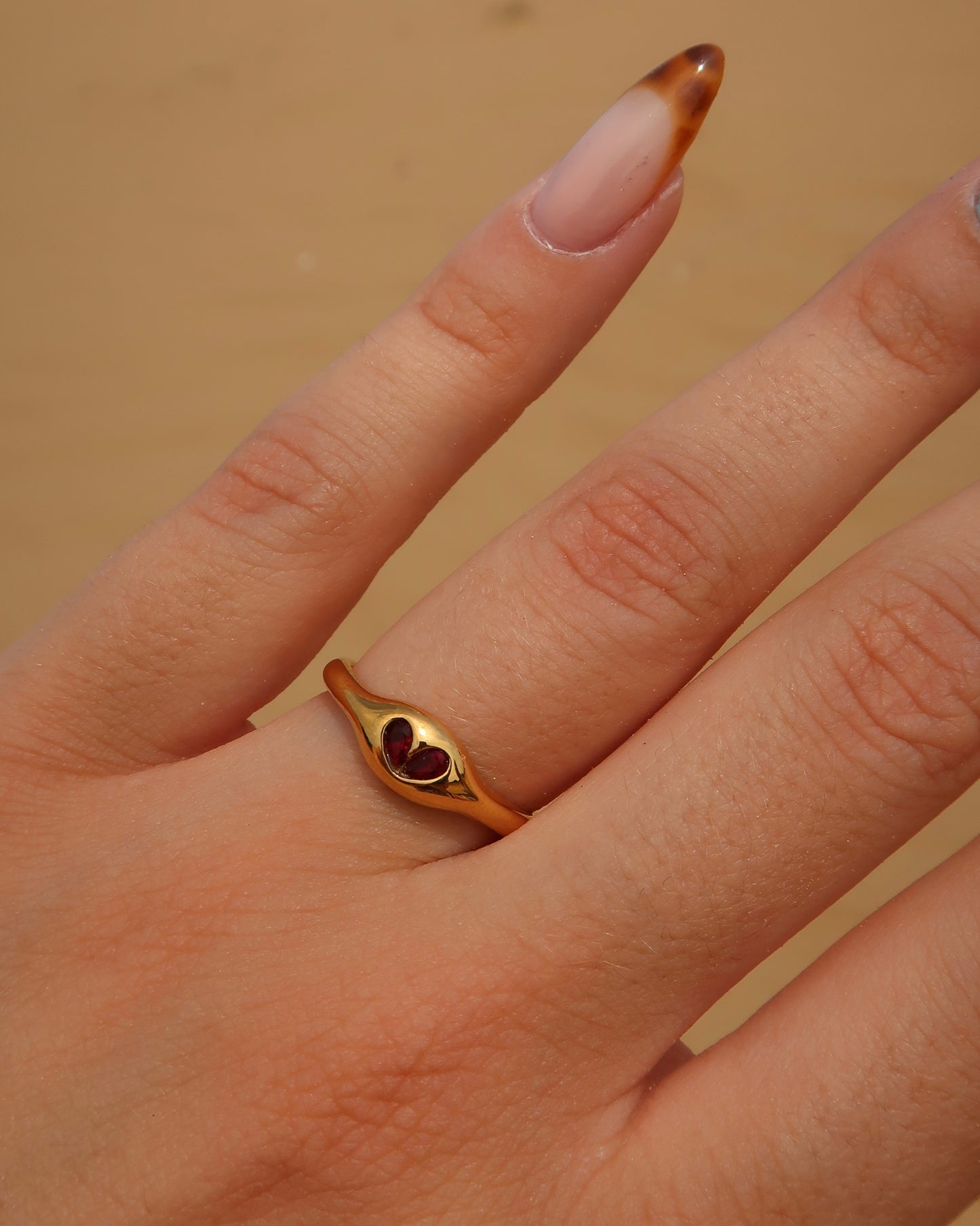 Paris Ring: subtiele gouden ring met rood hartdetail. Perfect als cadeautje of voor jezelf, stainless steel en waterproof.