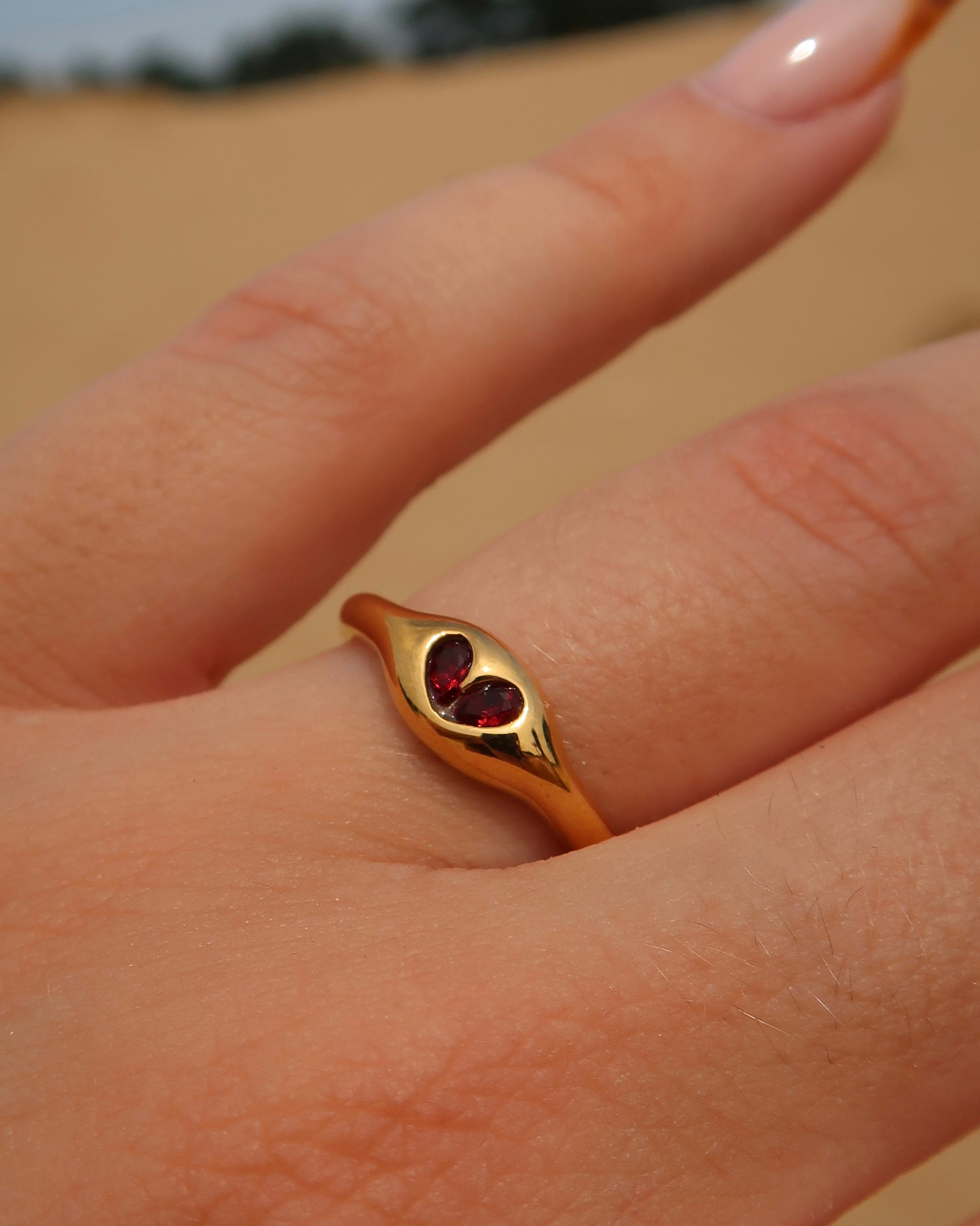 Paris Ring: subtiele gouden ring met rood hartdetail. Perfect als cadeautje of voor jezelf, stainless steel en waterproof.