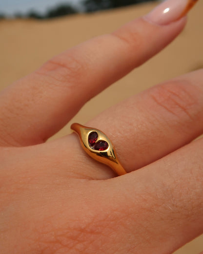 Paris Ring: subtiele gouden ring met rood hartdetail. Perfect als cadeautje of voor jezelf, stainless steel en waterproof.