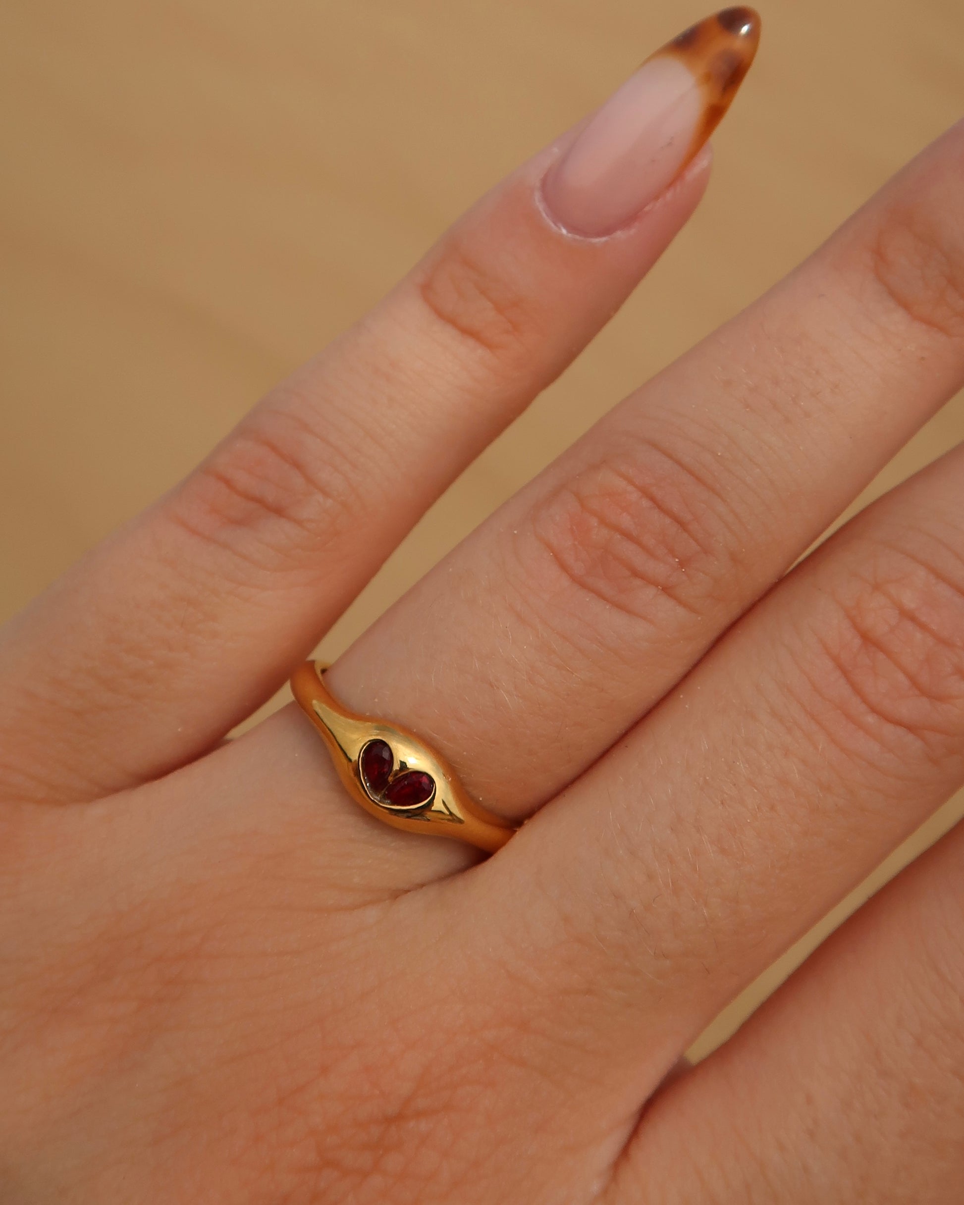 Paris Ring: subtiele gouden ring met rood hartdetail. Perfect als cadeautje of voor jezelf, stainless steel en waterproof.