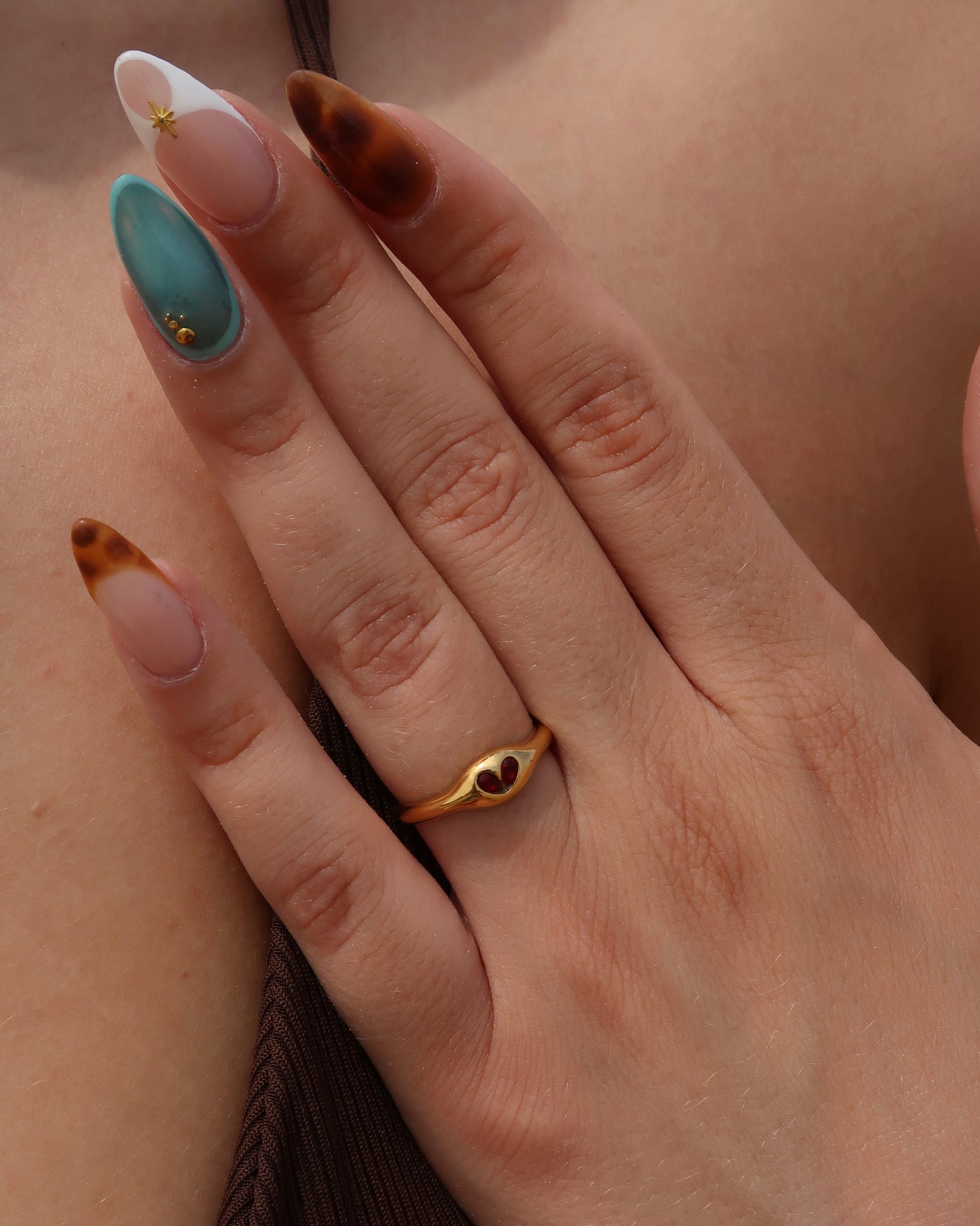 Paris Ring: subtiele gouden ring met rood hartdetail. Perfect als cadeautje of voor jezelf, stainless steel en waterproof.