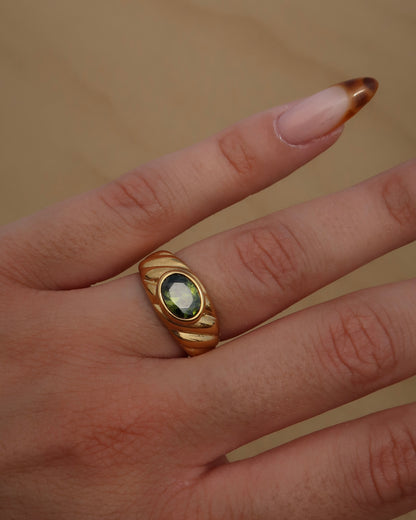 Ember Ring: elegante gouden ring met reliëf en groene steen als eyecatcher. Chique uitstraling, stainless steel en waterproof.