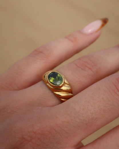 Ember Ring: elegante gouden ring met reliëf en groene steen als eyecatcher. Chique uitstraling, stainless steel en waterproof.