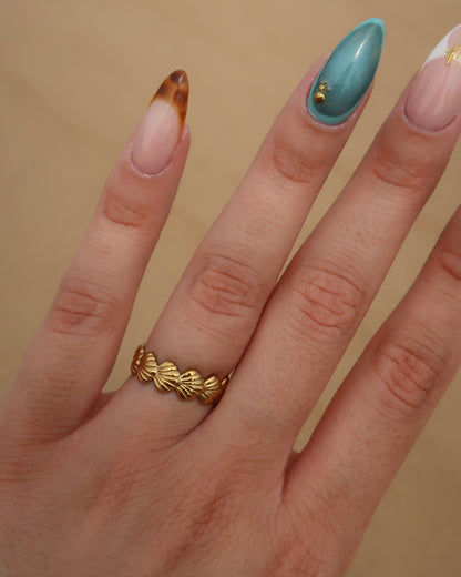 Bali Ring: verstelbare gouden of zilveren ring met schelpdetails. Stainless steel en waterproof.

