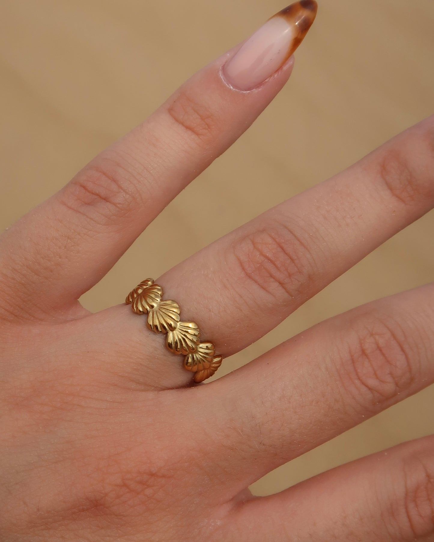 Bali Ring: verstelbare gouden of zilveren ring met schelpdetails. Stainless steel en waterproof.

