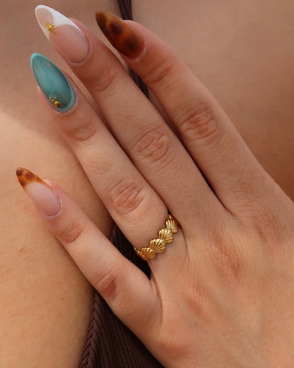 Bali Ring: verstelbare gouden of zilveren ring met schelpdetails. Stainless steel en waterproof.

